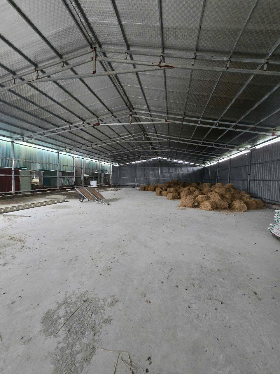 Cho thuê kho tại Vạn Phúc , Thanh Trì ,Hà Nội. Diện tích 1600m2 có thể cắt làm 900m và 700m, gái 40k/m