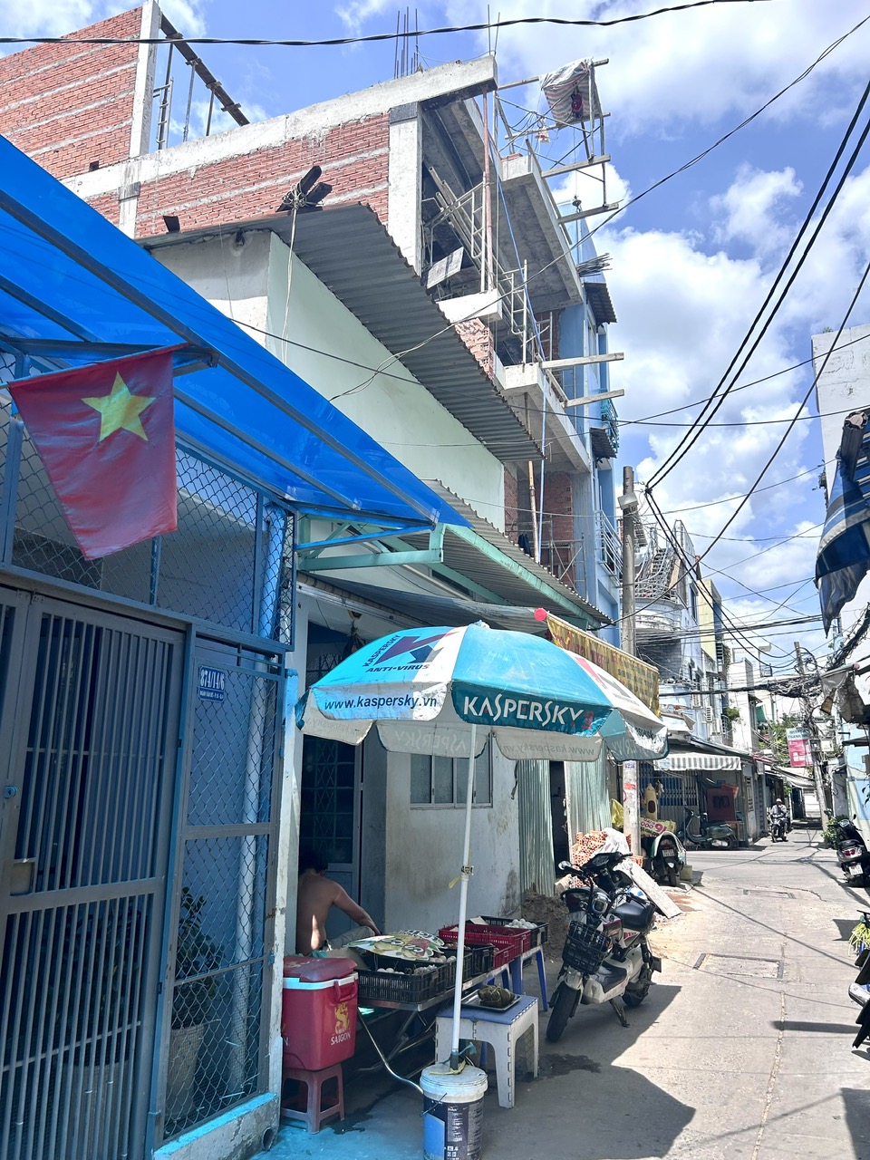 BÁN NHÀ CẤP 4- NGAY TRUNG TÂM QUẬN- XE HƠI TỚI CỬA- NGANG LỚN- ĐƯỜNG ĐOÀN VĂN BƠ RA TÔN THẤT THUYẾT, NGUYỄN THẦN HIẾN, NGUYỄN TÂT THÀNH.QUA Q1 CHỈ 3 PHÚT.