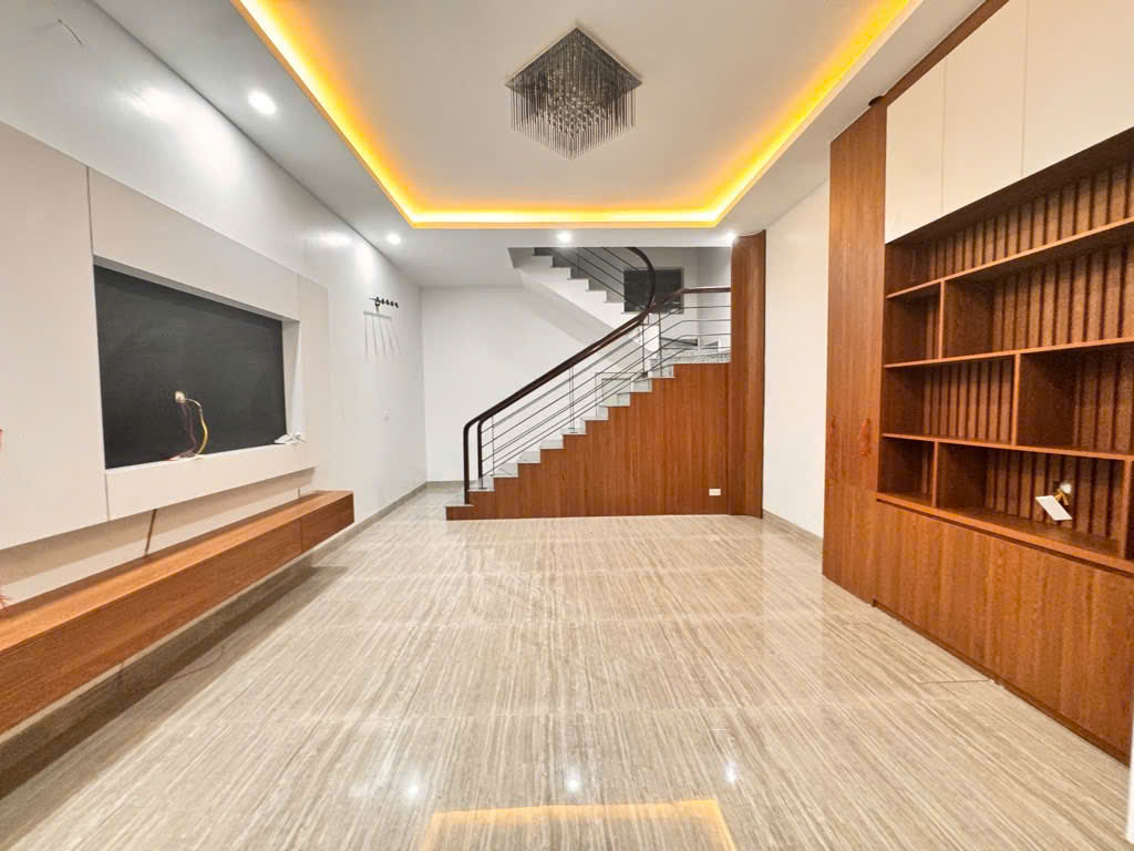 Lạc Long Quân- dân trí cao-tiện ích đầy đủ-thiết kế hiện đại-nhà mới ở ngay-5 tầng giá nhỉnh 10 tỷ.