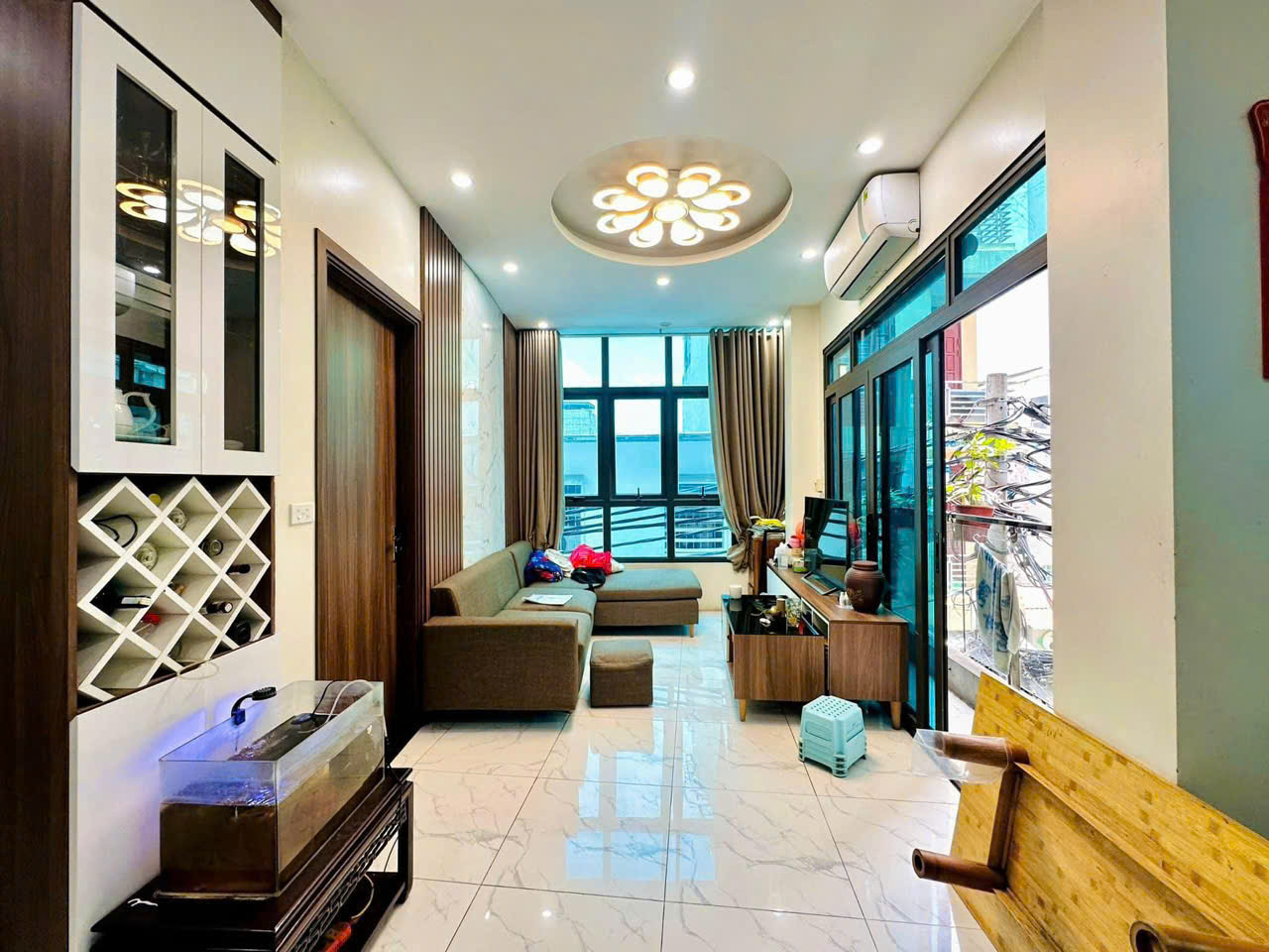BÁN NHÀ MP ĐÊ LA THÀNH – DÒNG TIỀN ỔN ĐỊNH 50 TRIỆU/THÁNG – KINH DOANH ĐỈNH CAO – LÔ GÓC – 2 LỐI ĐI THOÁNG .