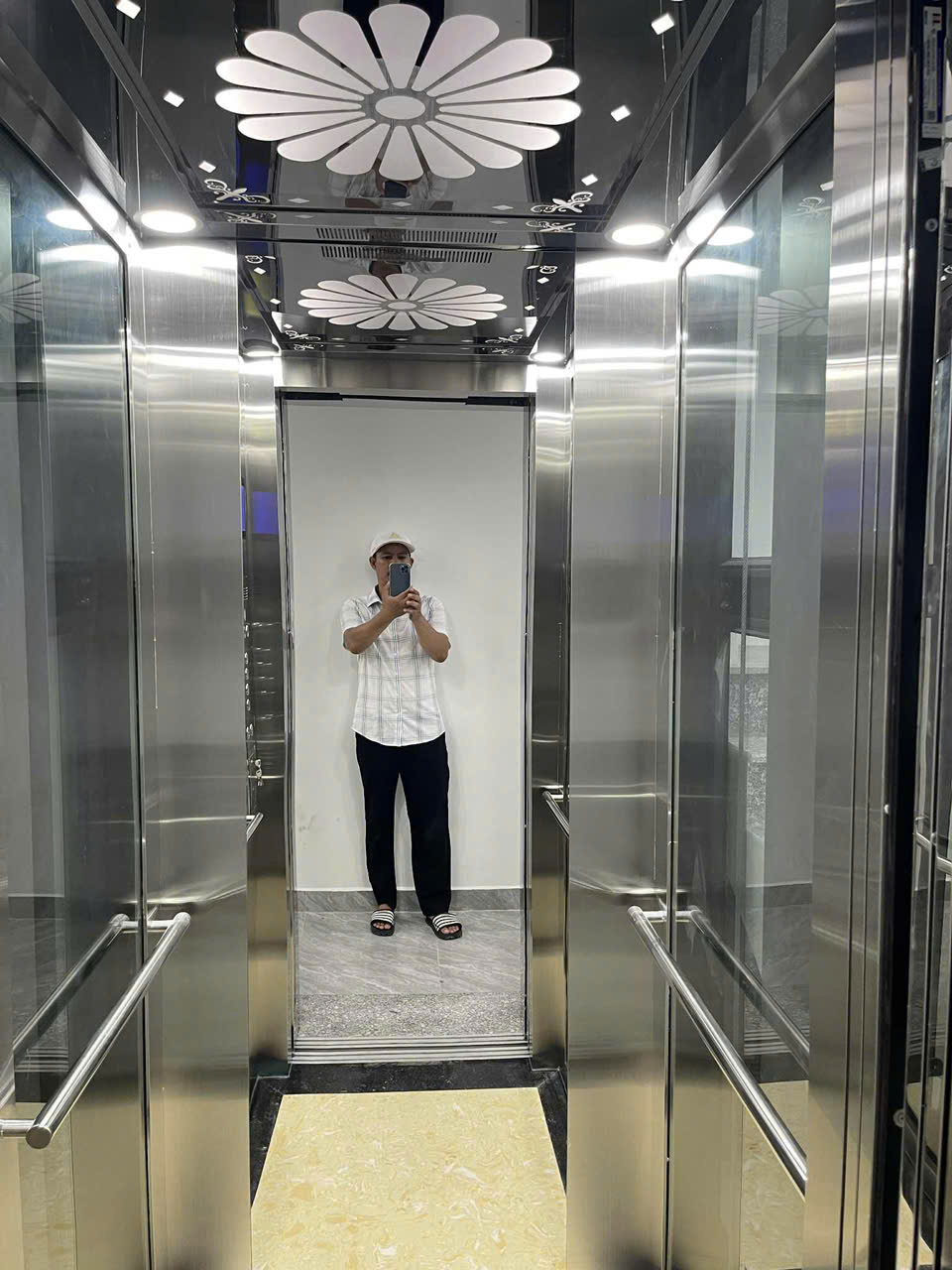Nhà Tây Hồ, hàng hiếm, 6 tầng, thang máy xịn, 2 phút là ra Hồ Tây lộng gió!