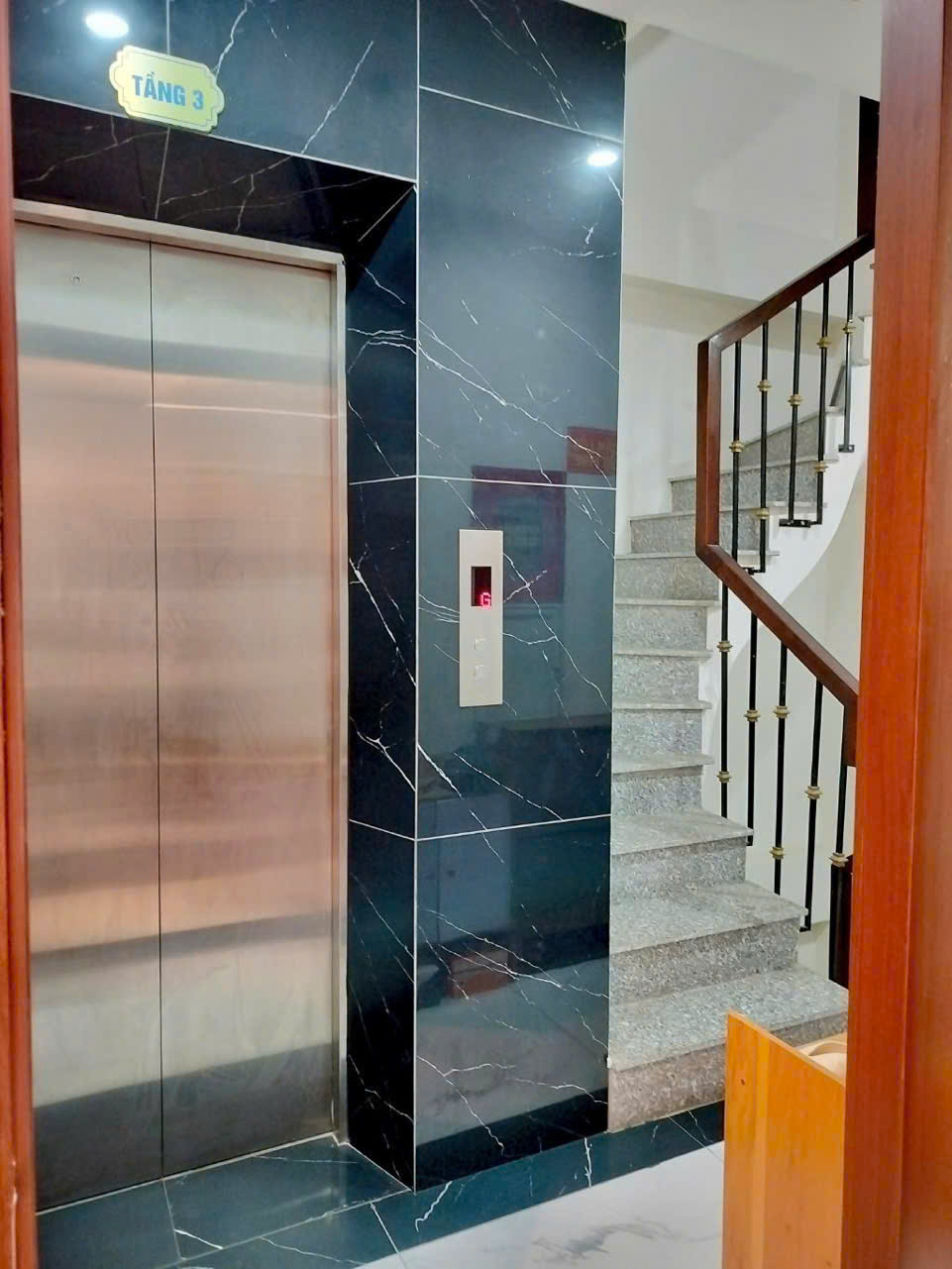 Nhà Tây Hồ, hàng hiếm, 6 tầng, thang máy xịn, 2 phút là ra Hồ Tây lộng gió!
