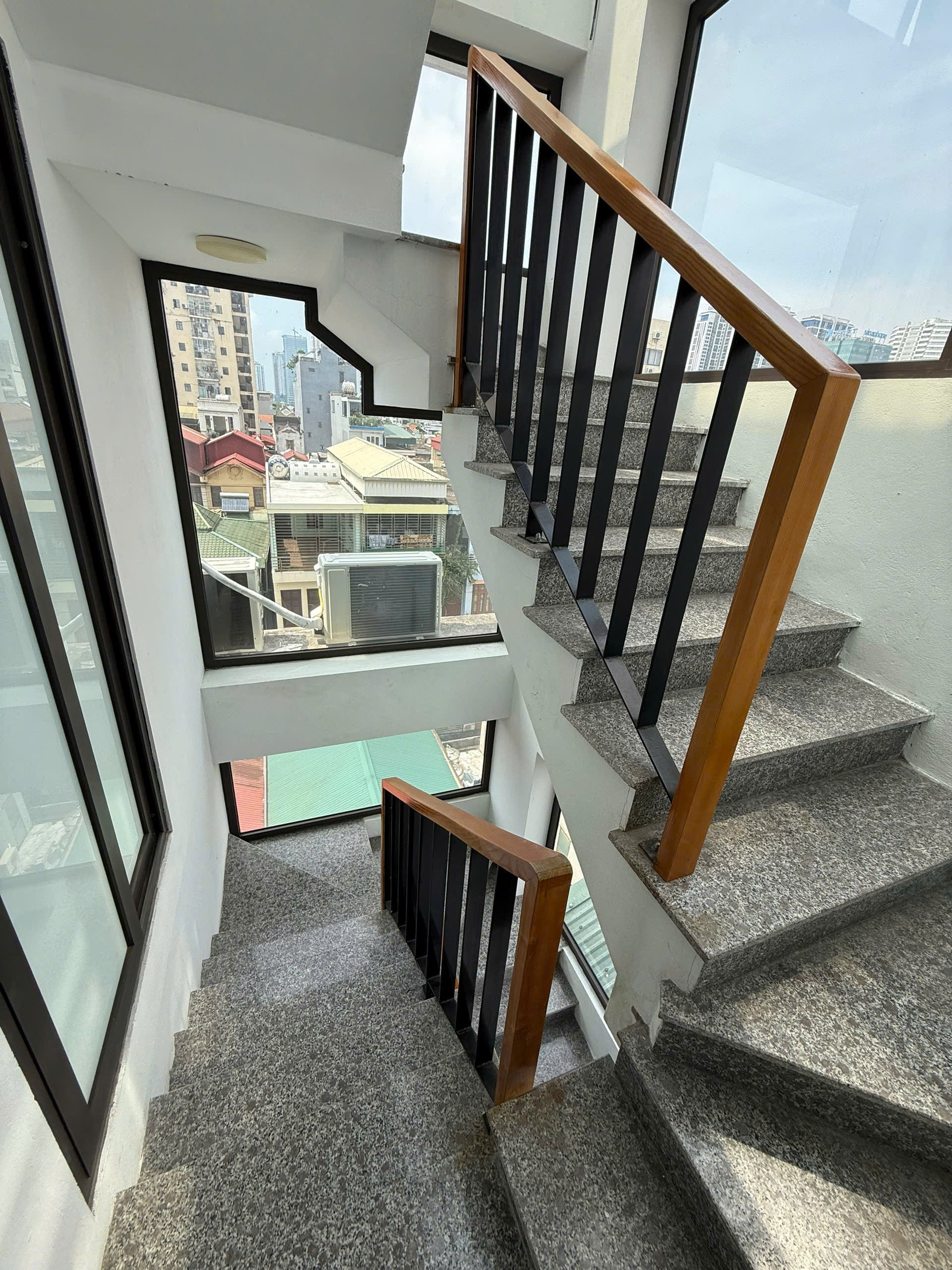 Văn phòng đẹp, sẵn sàng đón bạn ngay tại Hoàng Quốc Việt!