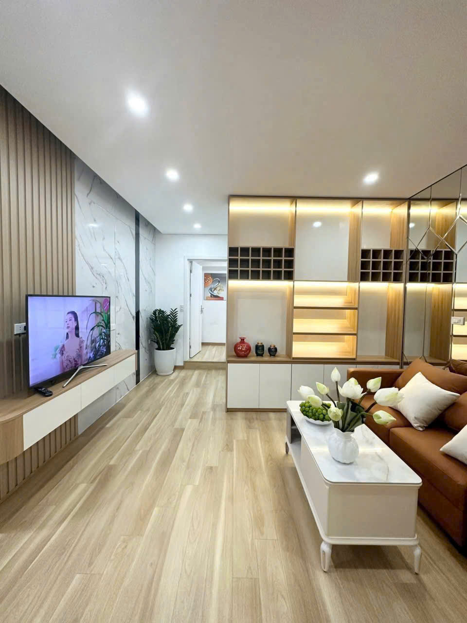 Căn tập thể phố Thọ Lão Hai Bà Trưng dt 120m2 giá chỉ có 2,25 tỷ nhà đẹp long lanh