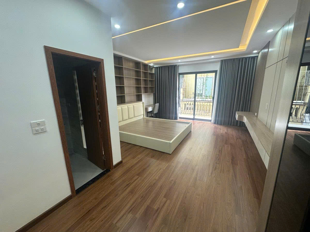 Bán nhà Hoàng Như Tiếp 50m 6 tầng thang máy MT5m hơn 13 tỷ