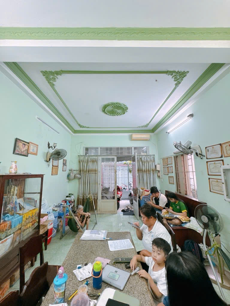 Sát mặt tiền Ngang 3.8 dài 13 nở 4.1 đúc bê tông Q4 có 100 triệu