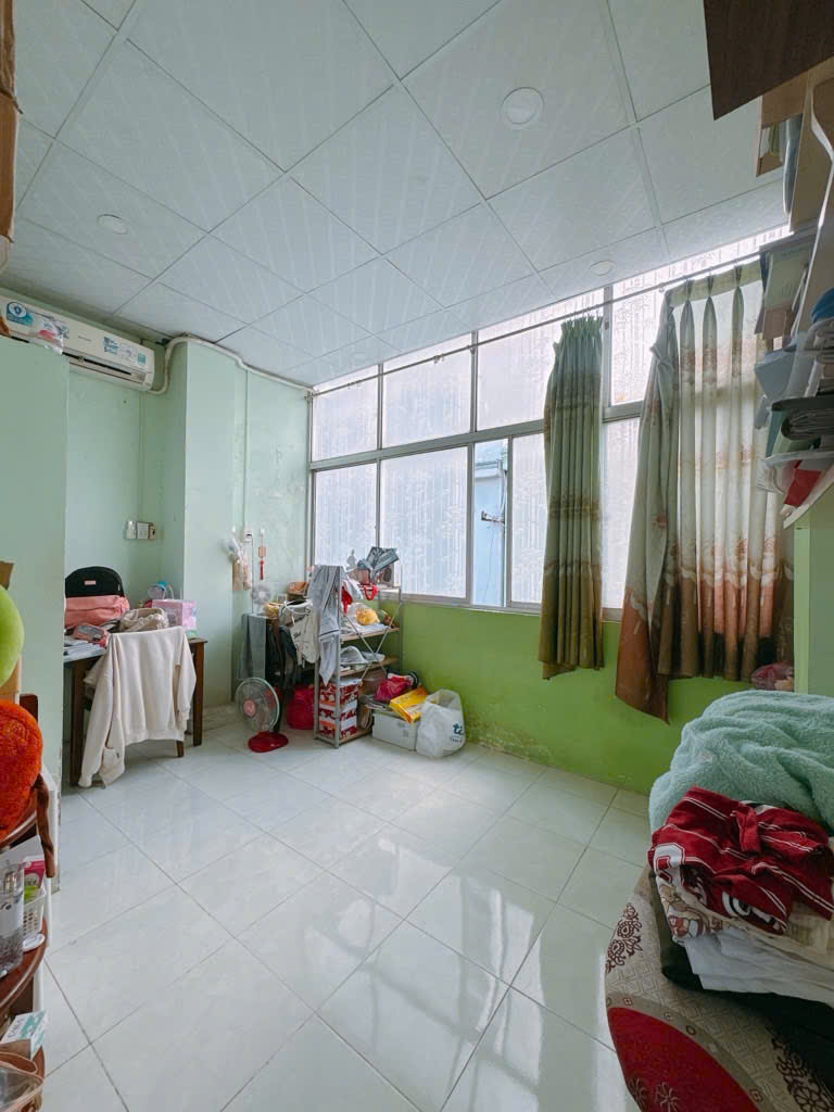 Sát mặt tiền Ngang 3.8 dài 13 nở 4.1 đúc bê tông Q4 có 100 triệu