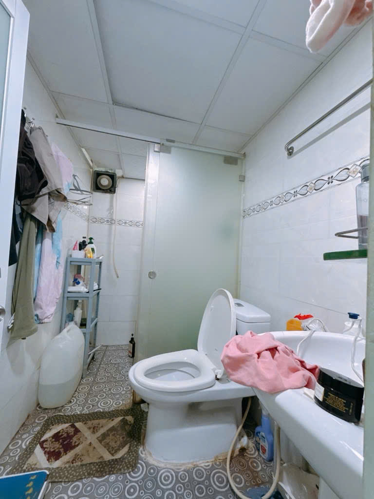 Sát mặt tiền Ngang 3.8 dài 13 nở 4.1 đúc bê tông Q4 có 100 triệu