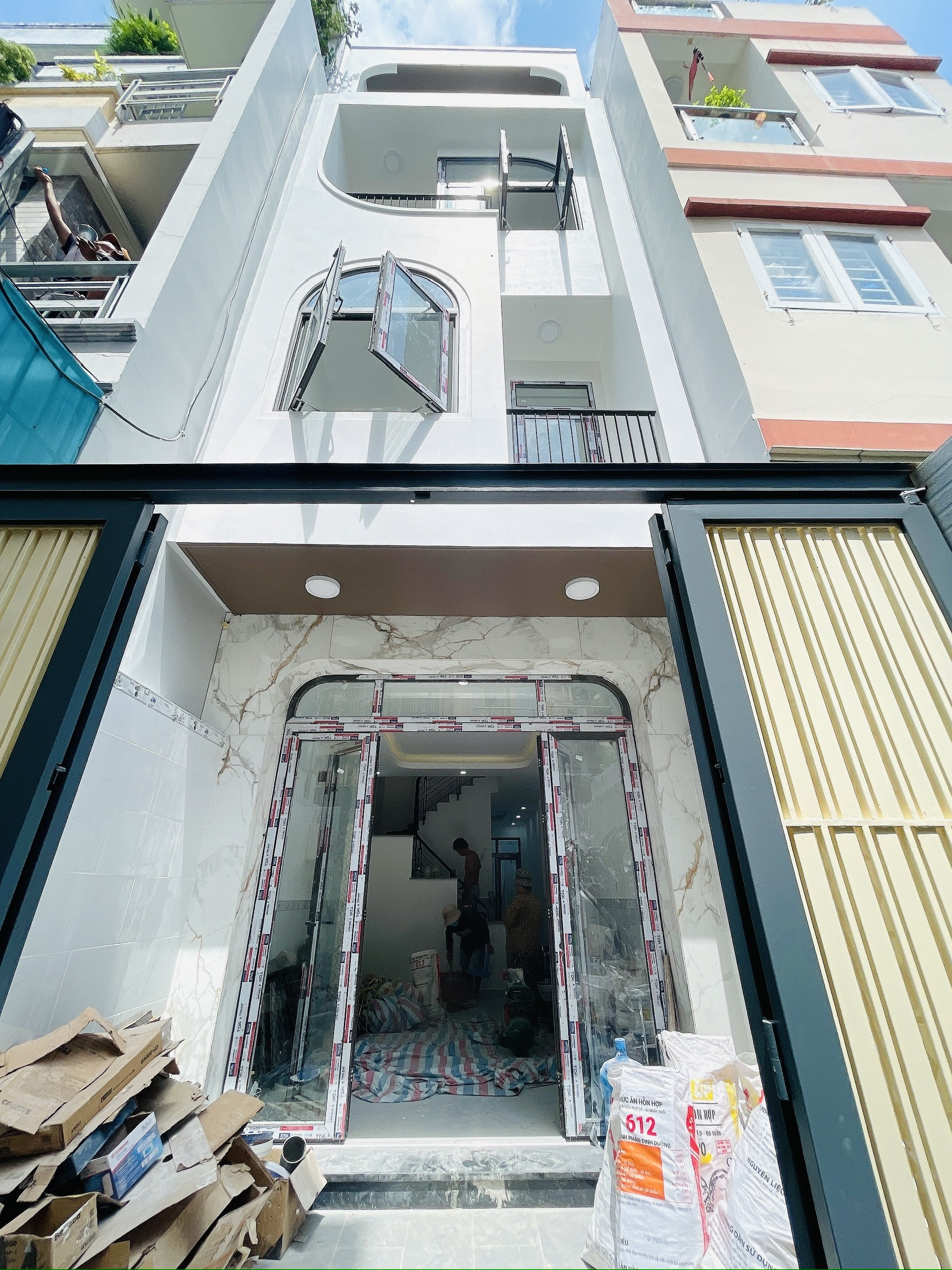 NHÀ ĐẸP VỊ TRÍ Q4 ĐẸP ĐÚC 4T NGANG 3.7 X 16 M