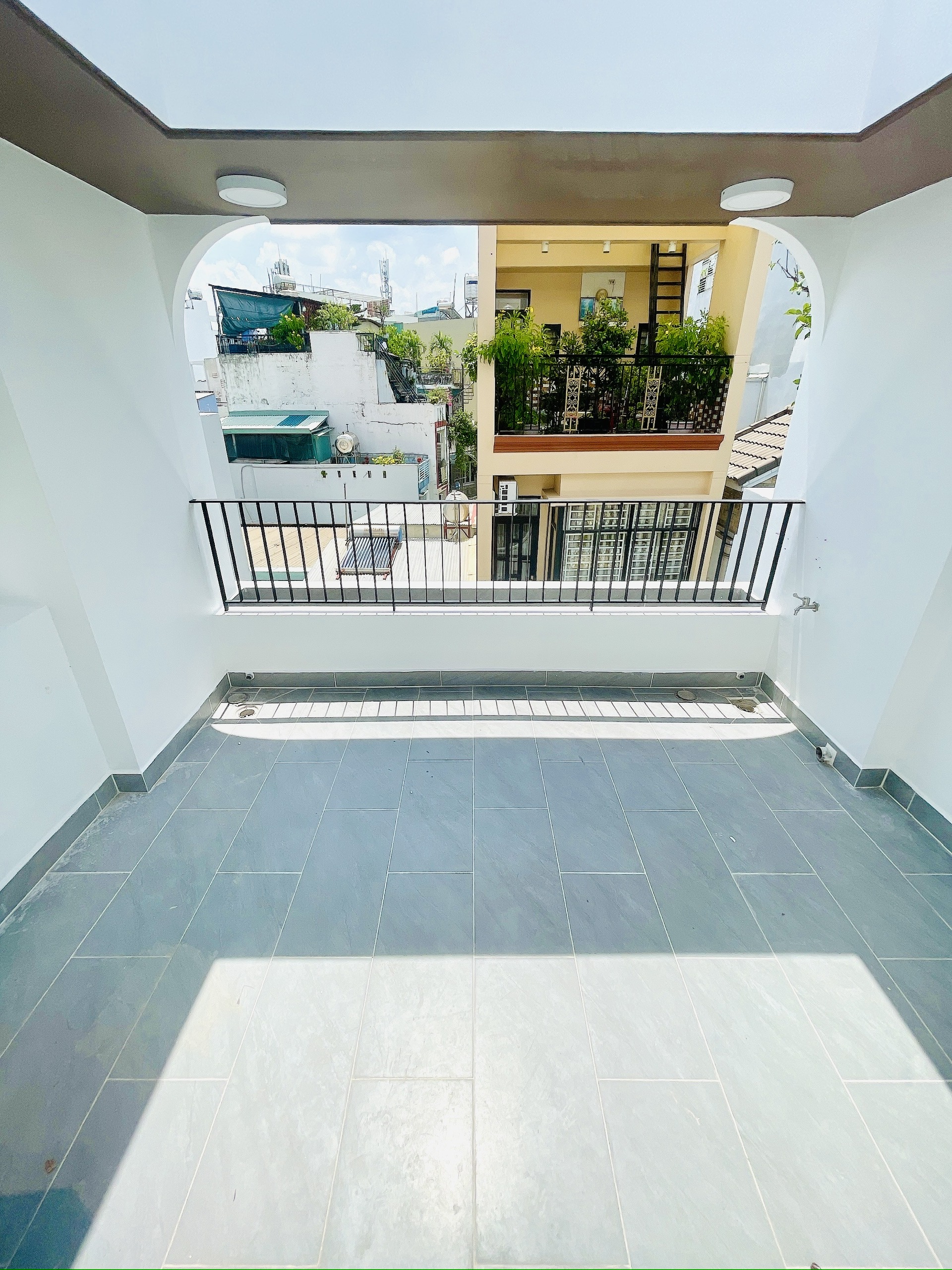 NHÀ ĐẸP VỊ TRÍ Q4 ĐẸP ĐÚC 4T NGANG 3.7 X 16 M