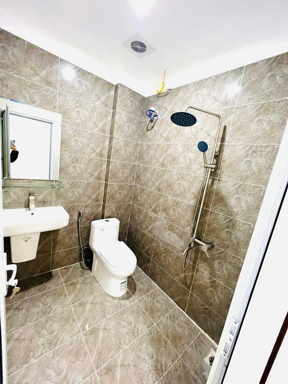 LAI XÁ :NHÀ 4T – MT 4,5M – 3 THOÁNG – MẶT PHỐ LAI XÁ – KD – OTO