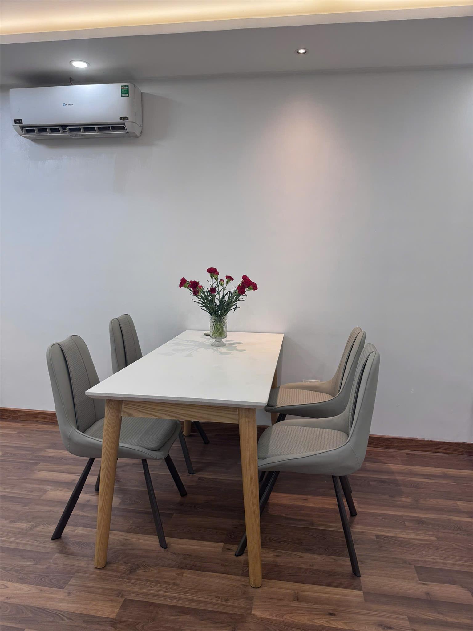 Căn hộ có ban công, thoáng sáng, phù hợp gia đình trẻ hoặc để ở lâu dài tại goldmark city 136 hồ tùng mậu