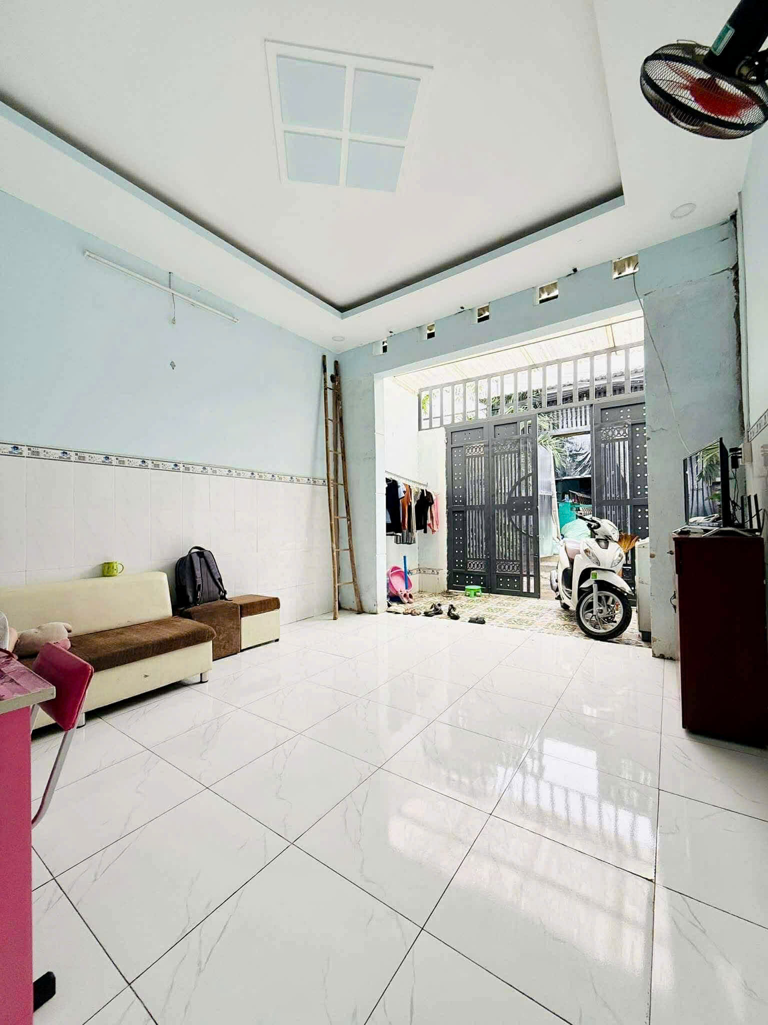 BÁN NHÀ CHDV 5 TẦNG 9PN SHR MẶT TIỀN THẠNH LỘC Q12 SÁT GÒ VẤP