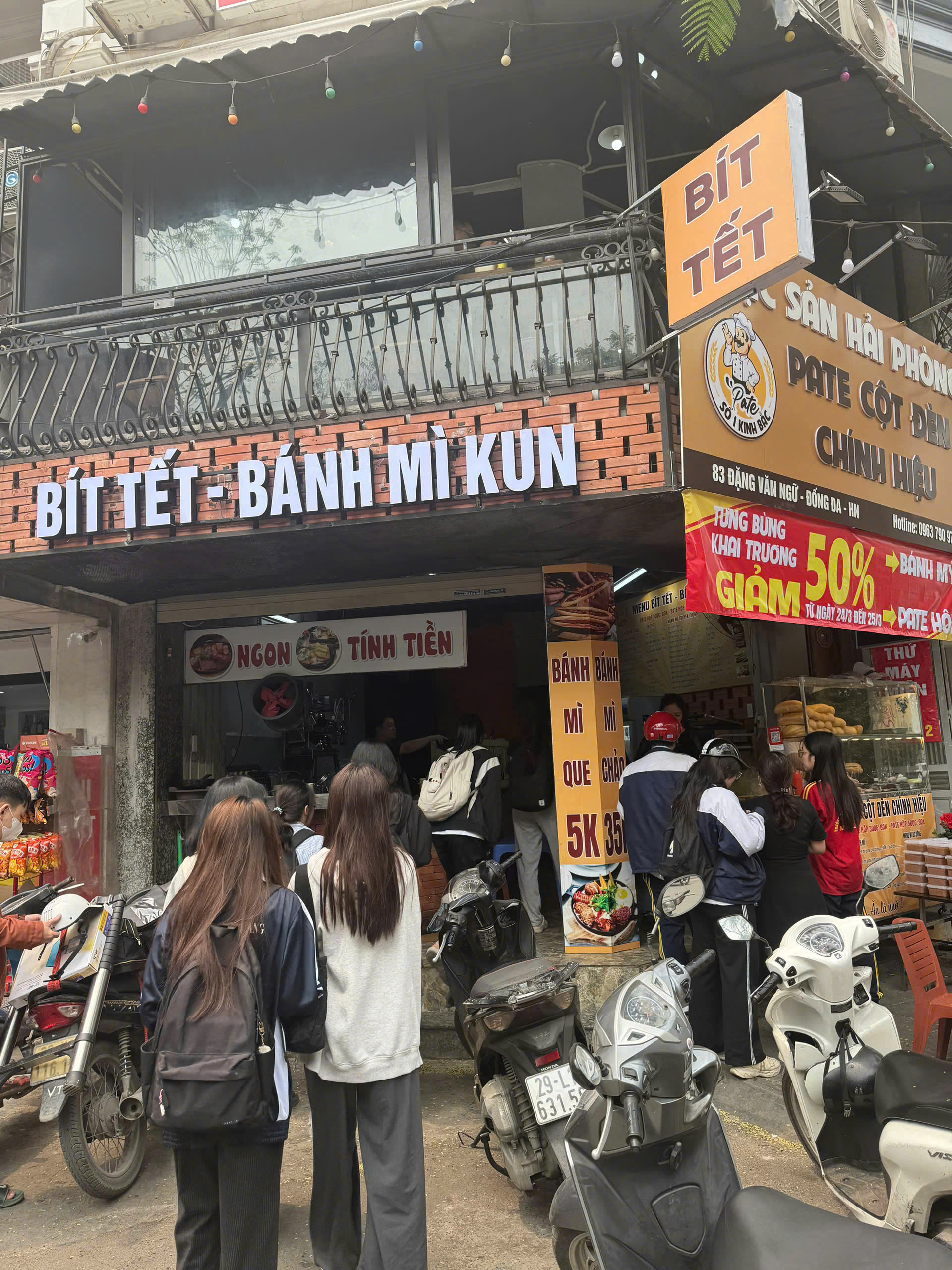 SANG NHƯỢNG CỬA HÀNG BÍT TẾT – BÁNH MÌ PATE CỘT ĐÈN TẠI ĐỐNG ĐA, HÀ NỘI