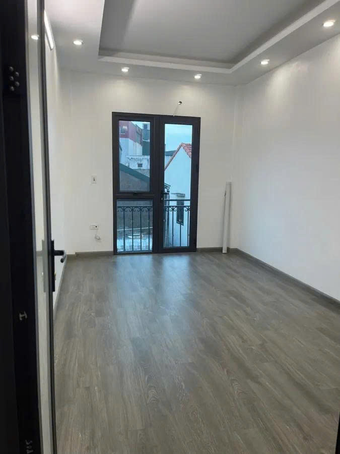 NHÀ ĐẸP MỚI KÍNH KOONG Ở NGAY- Ô TÔ ĐỖ GẦN – 35M RA TRỤC CHÍNH – KINH DOANH NHỎ – 5 TẦNG NỘI THẤT ĐẸP – GIÁ 6 TỶ