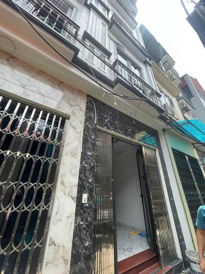 NHÀ ĐẸP MỚI KÍNH KOONG Ở NGAY- Ô TÔ ĐỖ GẦN – 35M RA TRỤC CHÍNH – KINH DOANH NHỎ – 5 TẦNG NỘI THẤT ĐẸP – GIÁ 6 TỶ