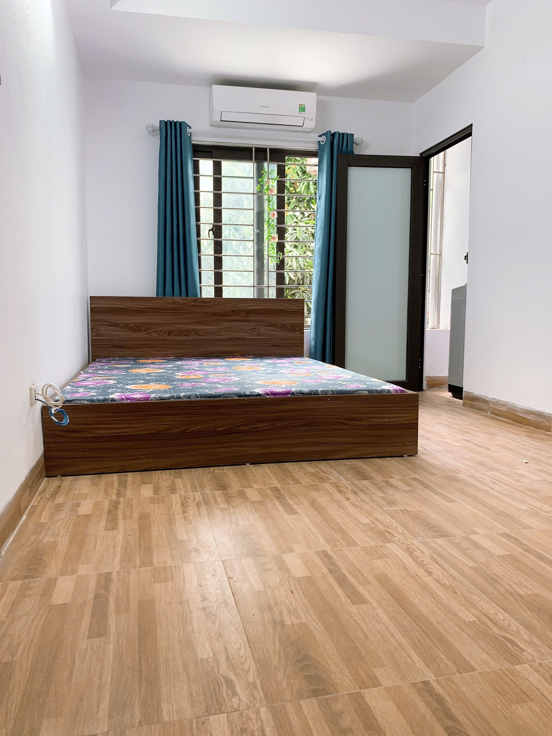 Cho thuê CCMN ngõ 189 Nguyễn Ngọc Vũ, 2 ngủ, 1 khách, 1 vệ sinh, thang máy, 9 Triệu