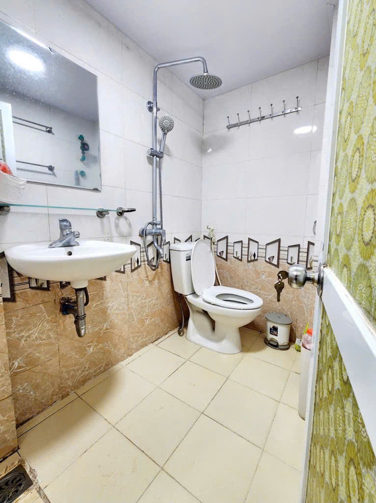 Căn chung cư Xuân La 52m, tầng 1, 2 ngủ, thang máy, full nội thất!
