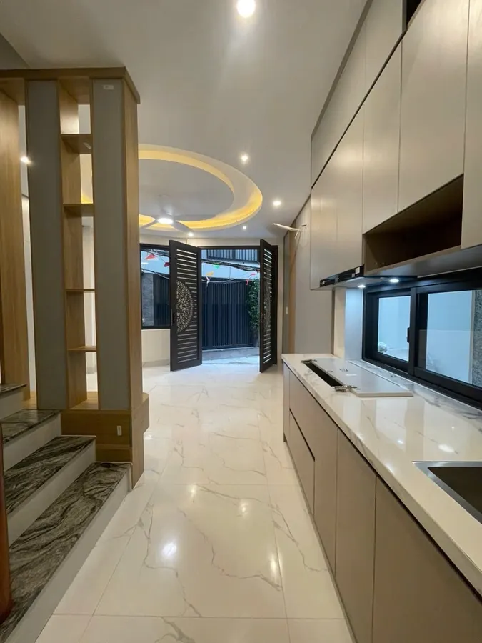 NHÀ MỚI ĐẸP Ở LUÔN Phố Thanh Am 33m X 5 Tầng mặt tiền 5.5m 5.6 Tỷ Long Biên.