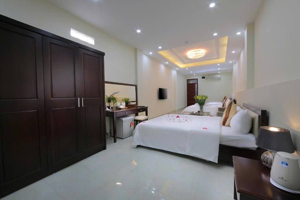 Bán khách sạn mặt phố khu vực chợ Hàng Da, 115m2, 8 tầng thang máy, mặt tiền 4m, 70.5 tỷ