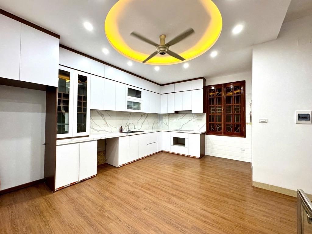 Nhà Cầu Diễn 6 tầng, 60m², 2 thoáng, ô tô tránh, cạnh Hoàng Quốc Việt kéo dài