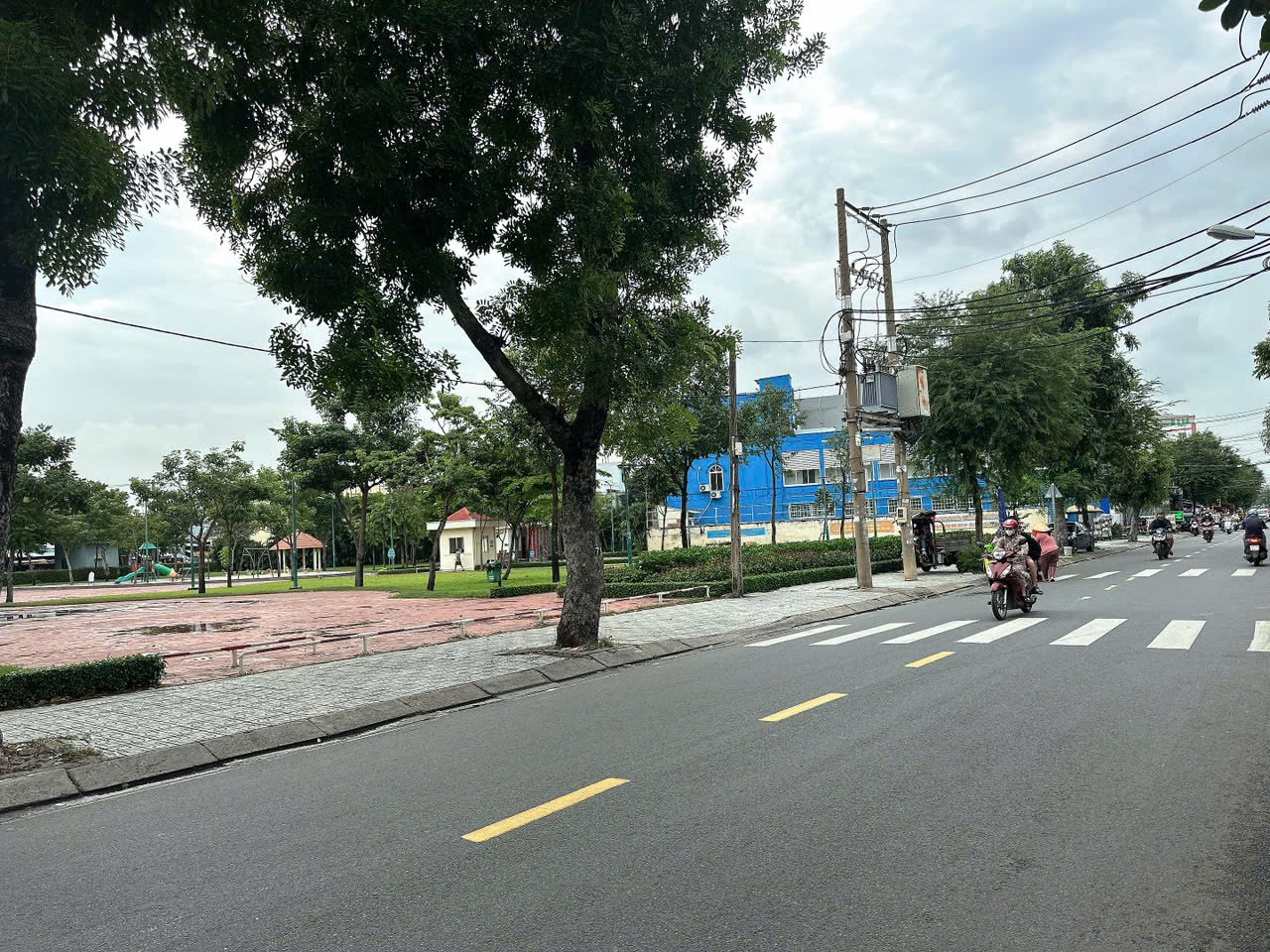 Nhỉnh 12 tỷ sở hữu MTKD sầm uất Nguyễn Văn Quá 100m2 ngang 4.1m 4 lầu gần chợ Cây Sộp.