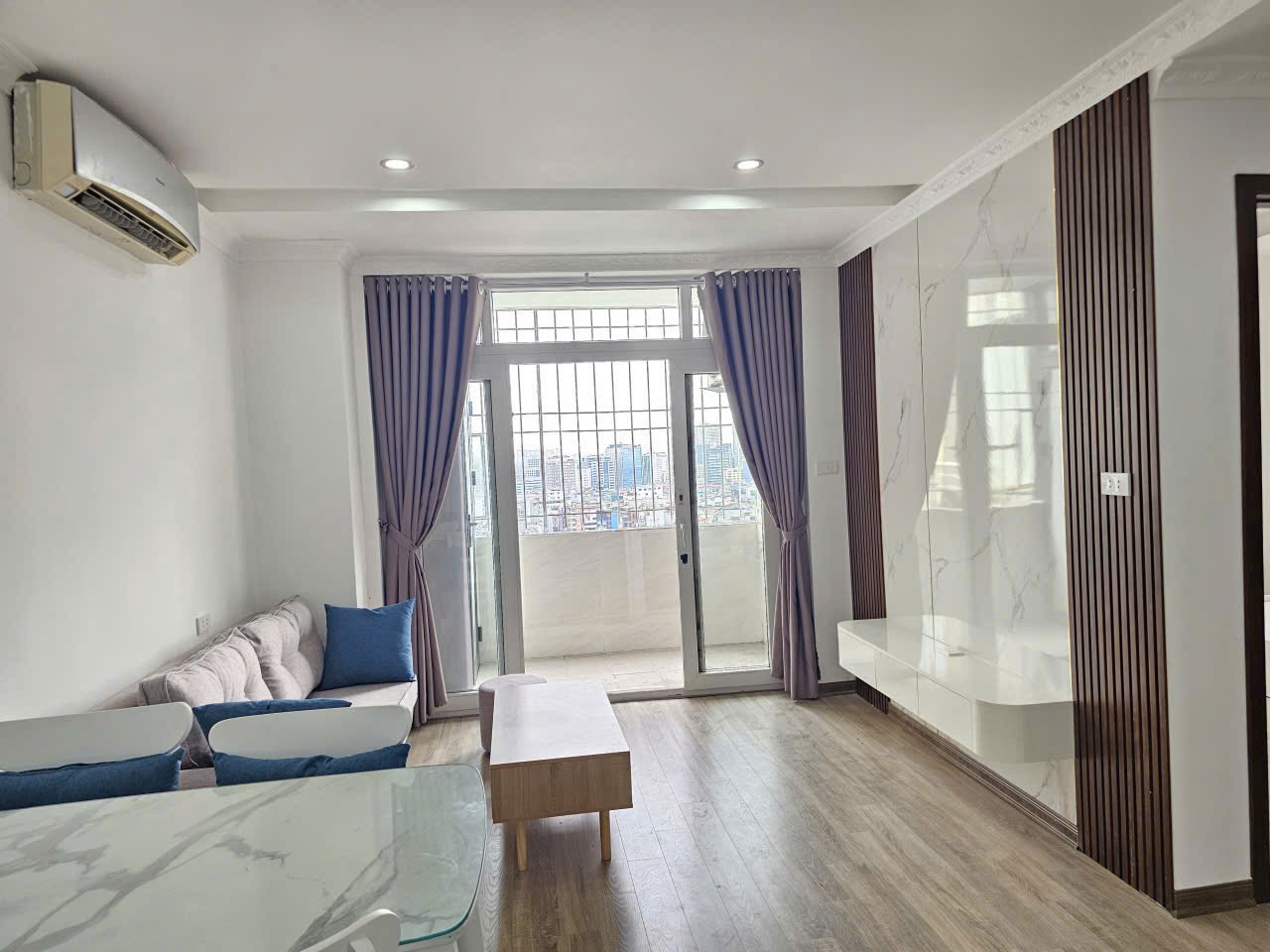 Bán căn hộ 2PN 2WC đường Trần Quý Kiên, TT Quận Cầu Giấy giá 4 tỷ 8