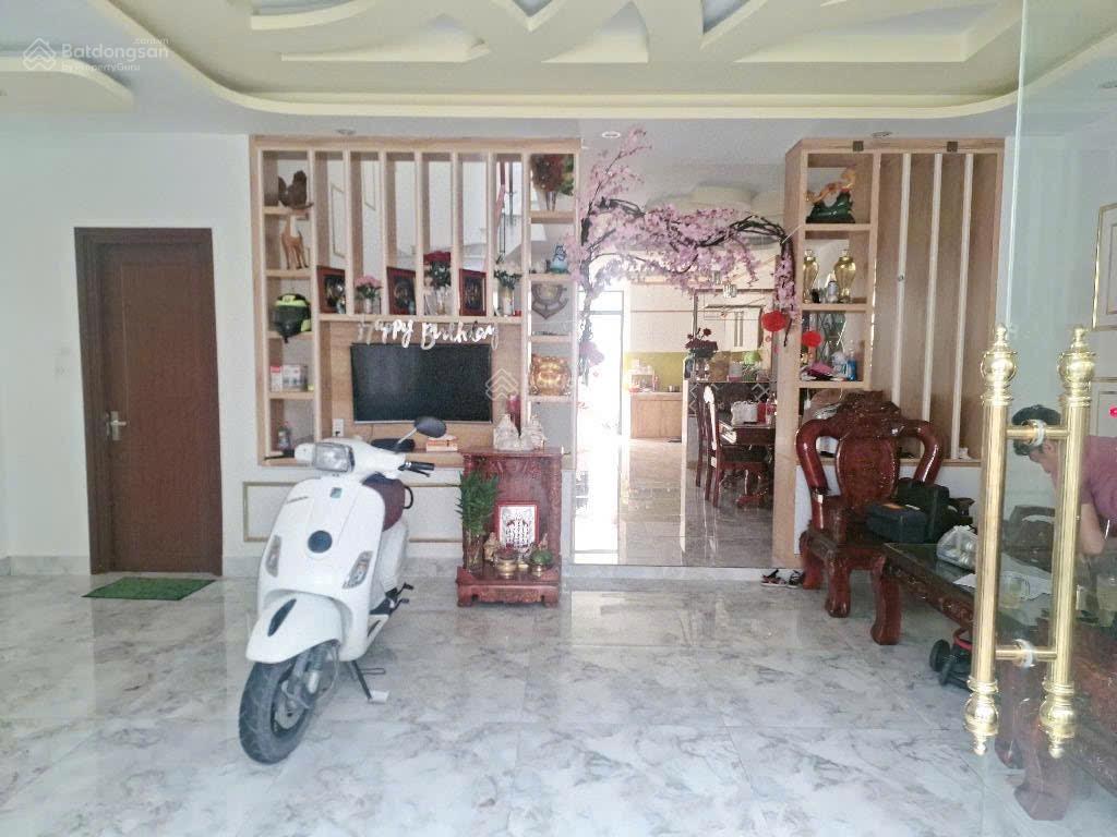 Chính chủ bán nhà 3 tầng kiên cố, rộng rãi – vị trí đẹp đường Huỳnh Tấn Phát, Quận 7
