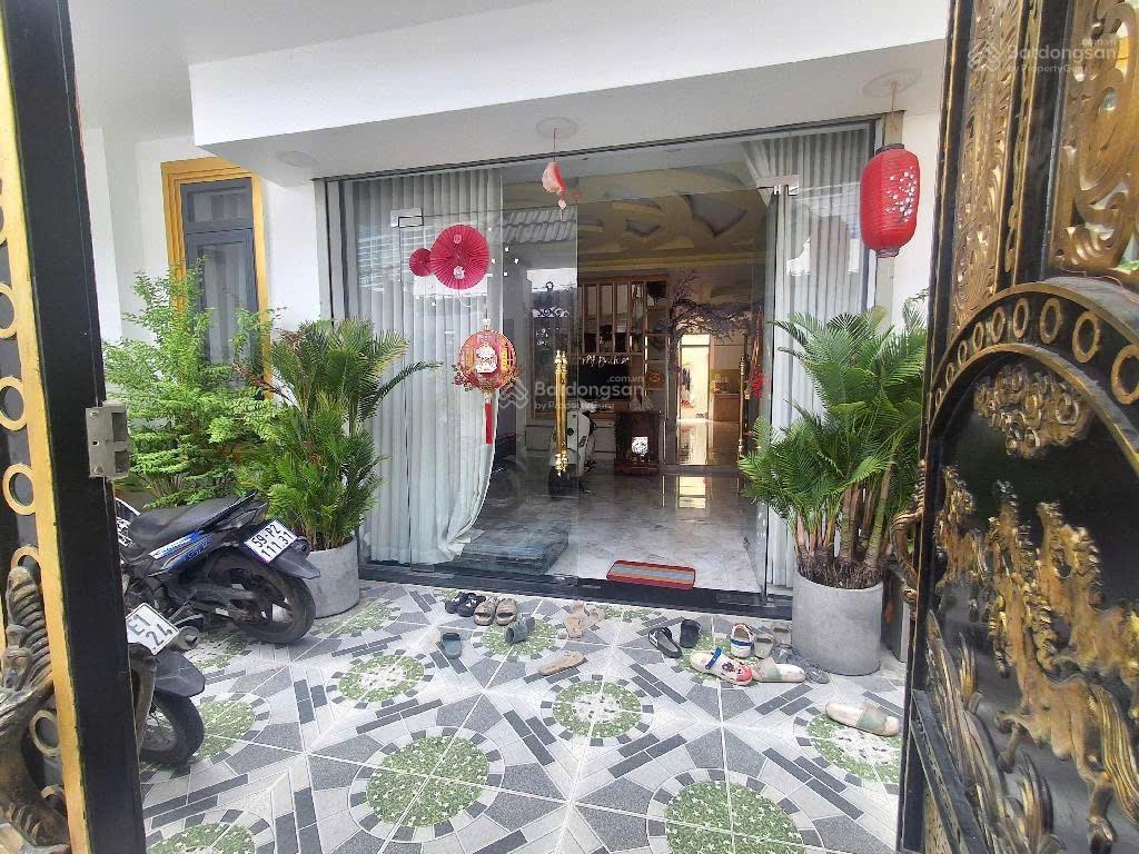 Chính chủ bán nhà 3 tầng kiên cố, rộng rãi – vị trí đẹp đường Huỳnh Tấn Phát, Quận 7