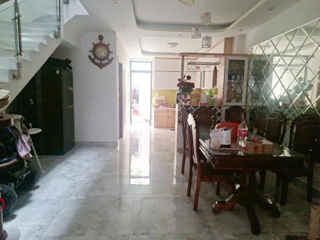 Chính chủ bán nhà 3 tầng kiên cố, rộng rãi – vị trí đẹp đường Huỳnh Tấn Phát, Quận 7