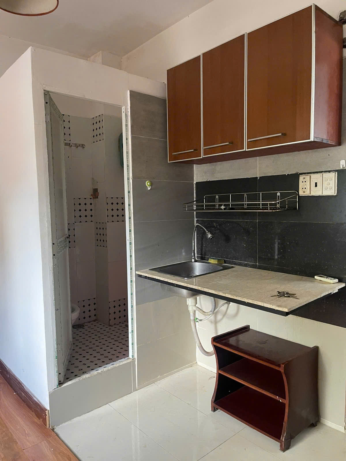 Chủ cần tiền bán gấp NHÀ SÁT QUẬN 1 gần 30m2 6 phòng đang cho thuê 20 triệu tháng