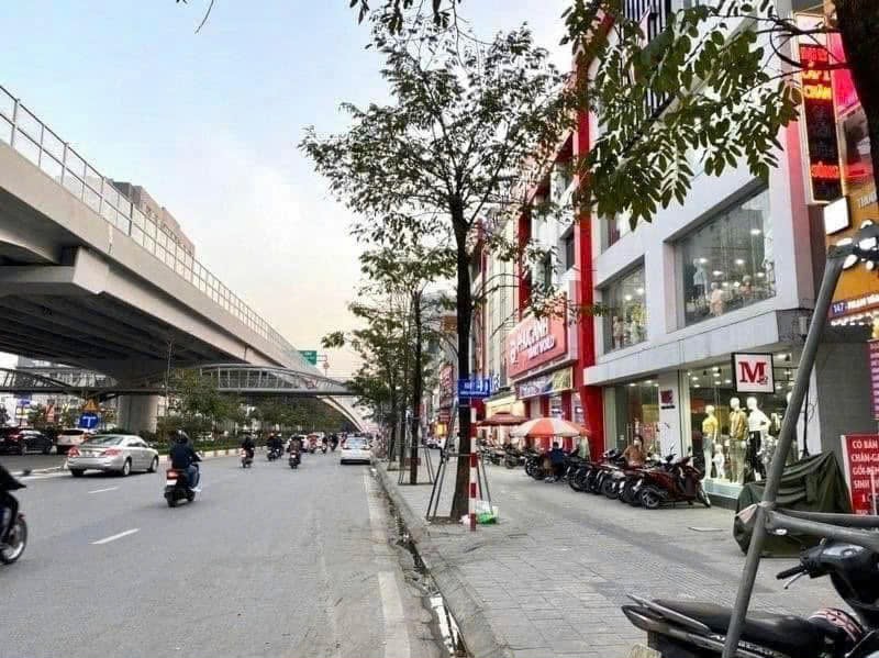 BÁN TOÀ NHÀ MẶT PHỐ PHẠM VĂN ĐỒNG – 200M² x 9T CÓ HẦM – MT 11M – DÒNG TIỀN 350TR/TH – GIÁ 125 TỶ