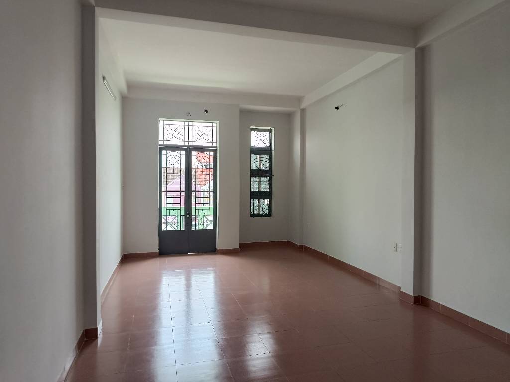 Bán nhà mặt tiền 5 tầng Tạ Quang Bửu, 4×20, rẻ hơn 2 tỷ so với nhà kế bên- Lh 0931172218