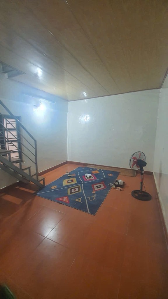 Siêu Hiếm ! nhỉnh 4 tỷ nhà 2T oto qua cửa Nguyễn Văn Cừ, sổ phân lô. LH 0936123469