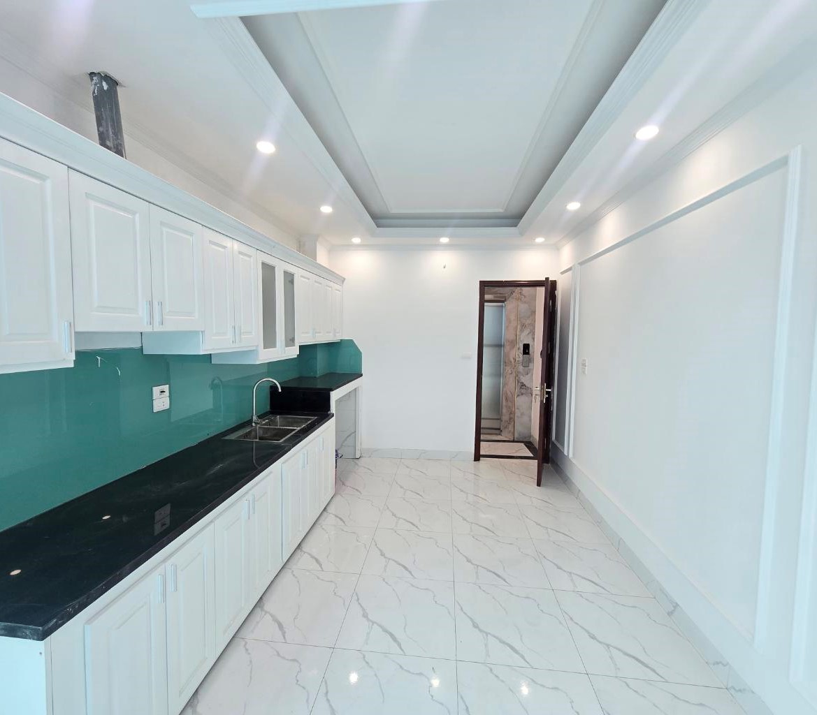 Bán nhà Kim Giang, Hoàng Mai, 6 tầng thang máy, ô tô qua nhà, 40m2, 10.5 tỷ(CTL)