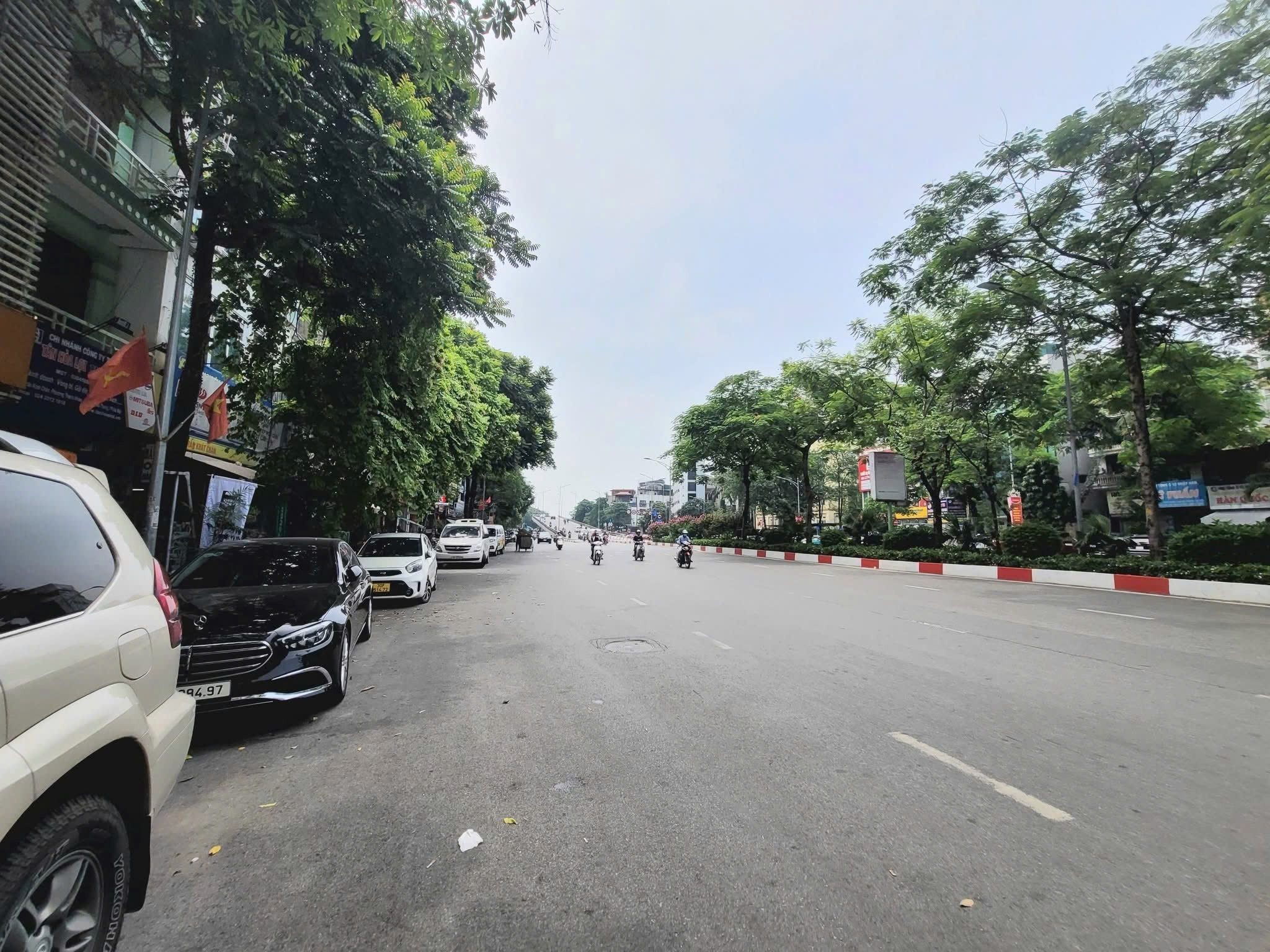 BÁN TÒA KHÁCH SẠN MẶT PHỐ TRẦN KHÁT CHÂN – 175M² x 9T THANG MÁY – DÒNG TIỀN 3 TỶ/NĂM – GIÁ 132 TỶ