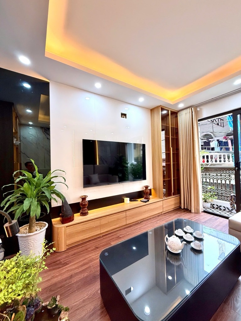 NGUYỄN CHÍNH 5 TẦNG THANG MÁY – LÔ GÓC 3 THOÁNG – Ô TÔ VÀO NHÀ – SIÊU PHẨM DUY NHẤT