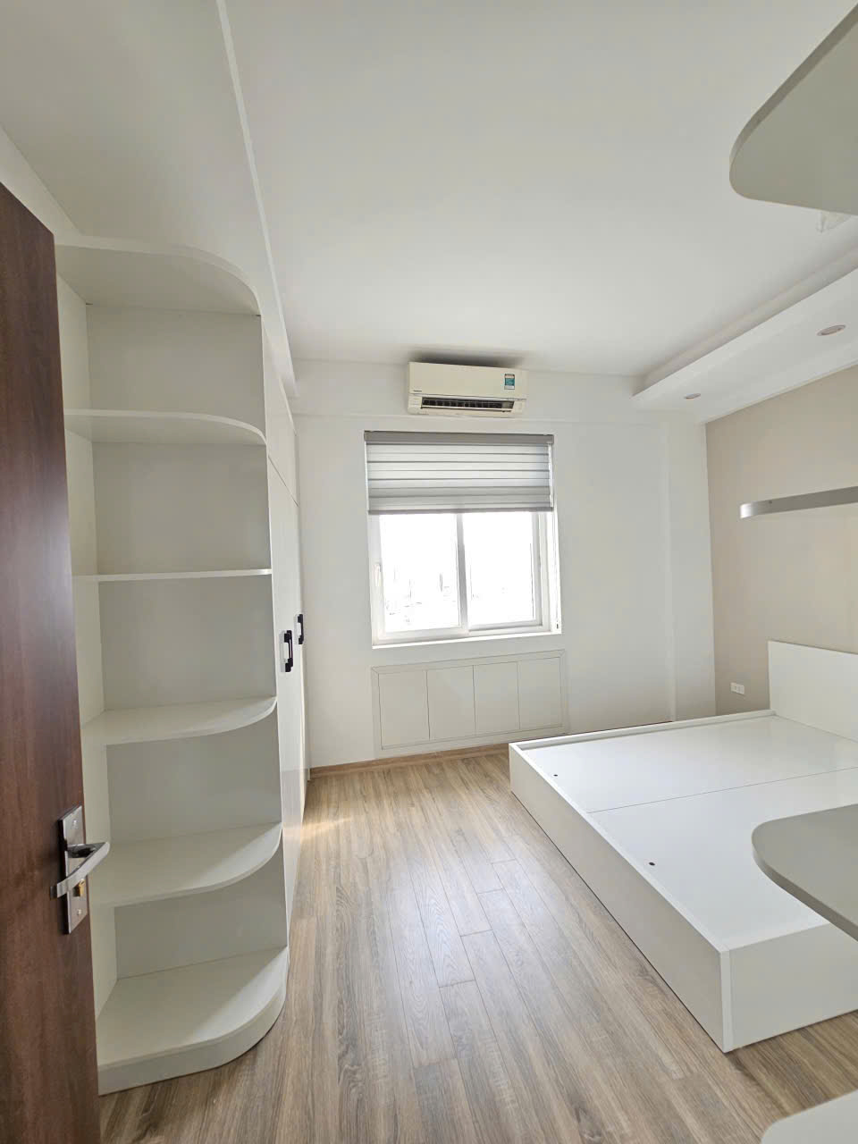 Bán căn hộ 2PN 2WC đường Trần Quý Kiên, TT Quận Cầu Giấy giá 4 tỷ 8