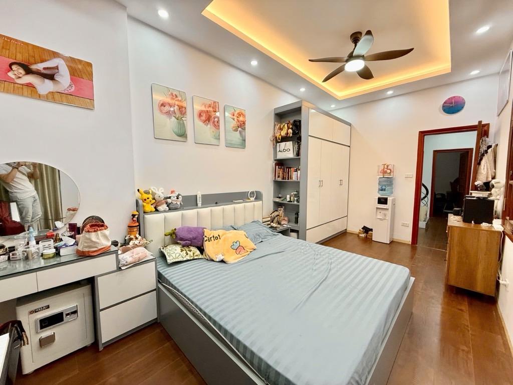 Bán nhà Nghĩa Đô 34m2, 4 tầng, gần Võ Chí Công, giá 5,4 tỷ