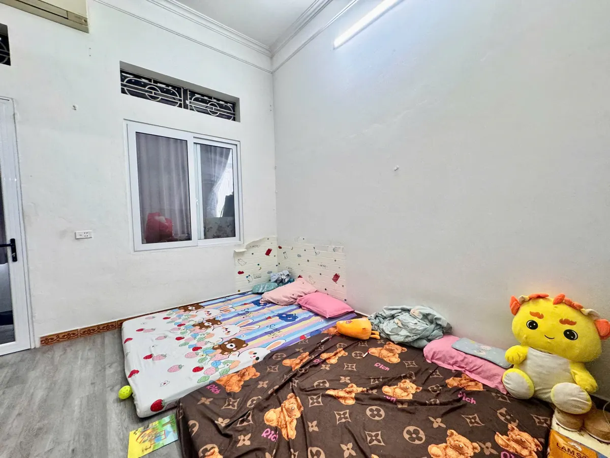BÁN NHÀ RIÊNG Phố Nguyễn Văn Cừ 56m2 X 5 Tầng MT4m,9.5 Tỷ Long Biên.