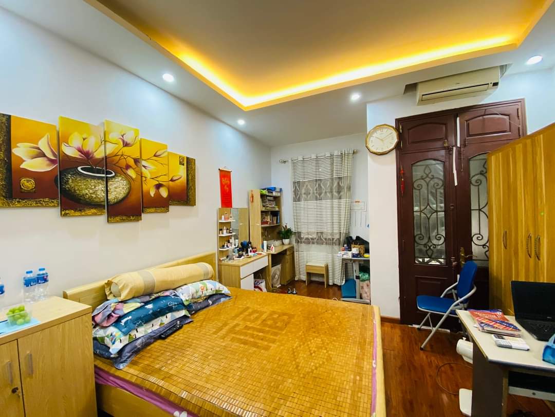 Hoàng Quốc Việt phân lô ô tô tránh vào nhà, 1 ngoặt ra phố, mặt tiền rộng, nhà dân xây ở sướng