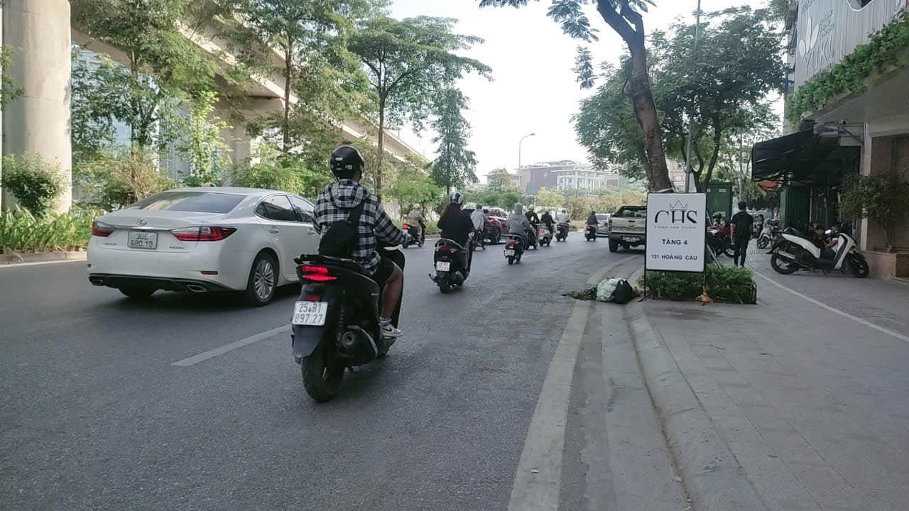 Bán nhà mặt phố Hoàng Cầu 88m² 4 tầng mặt tiền 4,2m vỉa hè rộng đang cho thuê chỉ 55 tỷ
