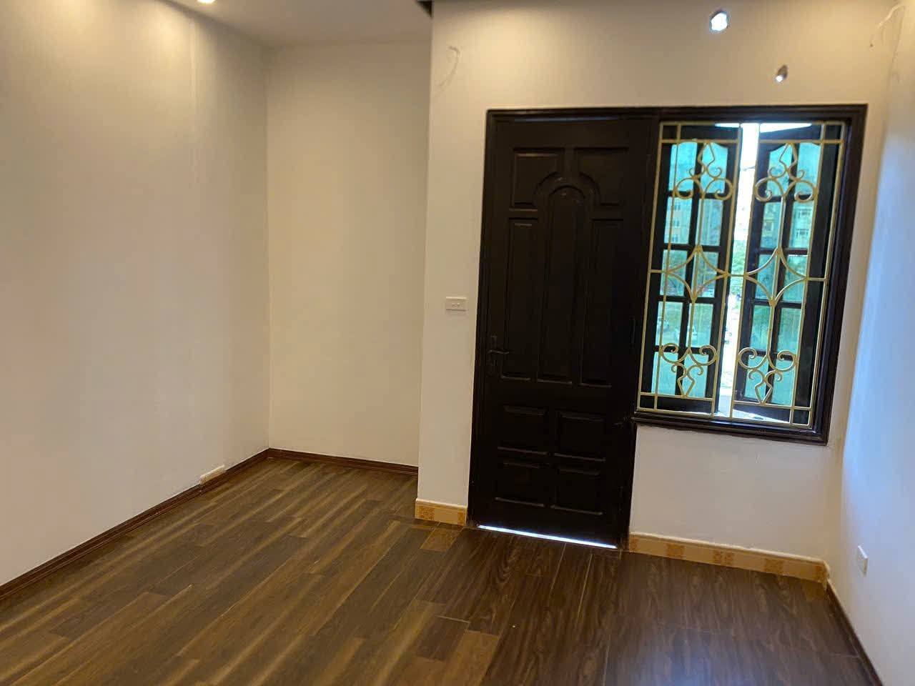 Nguyễn Chánh! Phân lô ô tô tránh vỉa hè rộng, kinh doanh ngày đêm sầm uất, 2 thoáng, vài bước ra mặt phố.