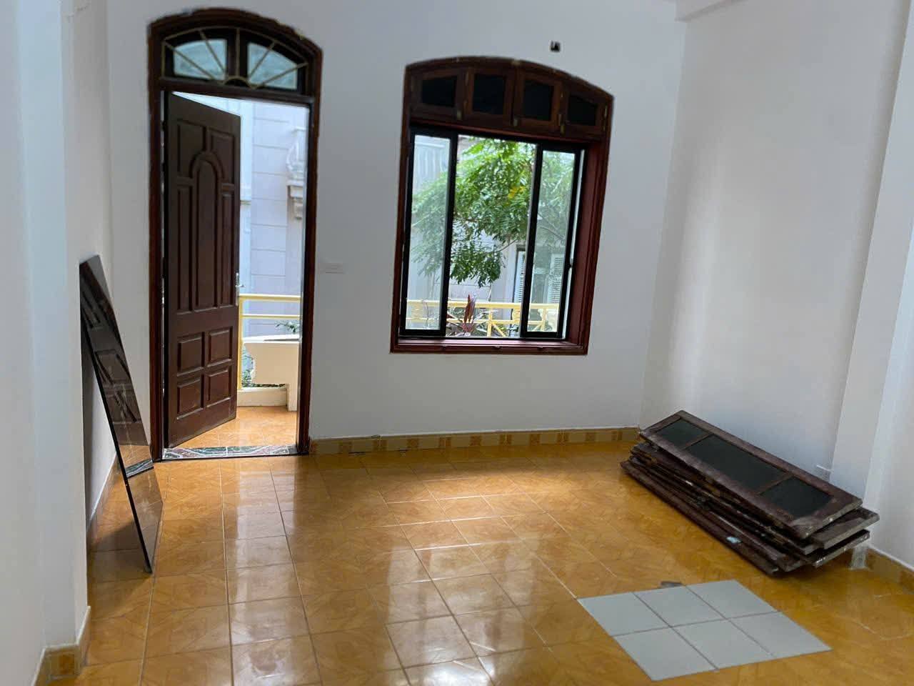 Nguyễn Chánh! Phân lô ô tô tránh vỉa hè rộng, kinh doanh ngày đêm sầm uất, 2 thoáng, vài bước ra mặt phố.