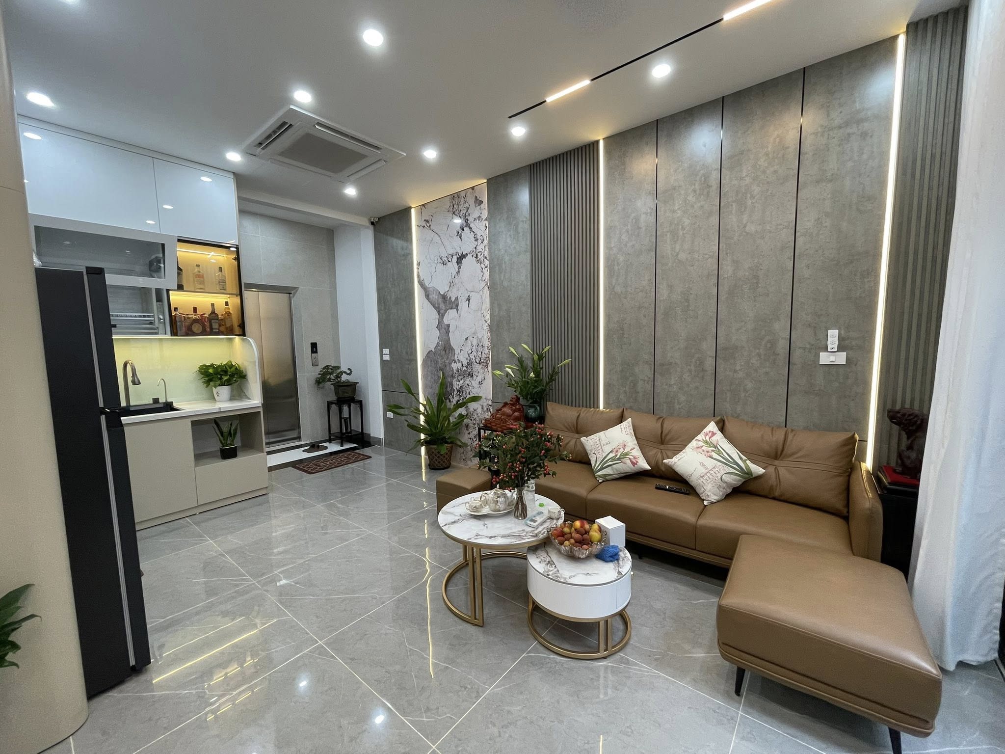 Nhà Đẹp Âu Cơ – Thang máy – 20m Oto – 7 Ngủ – nhỉnh 13 tỷ.