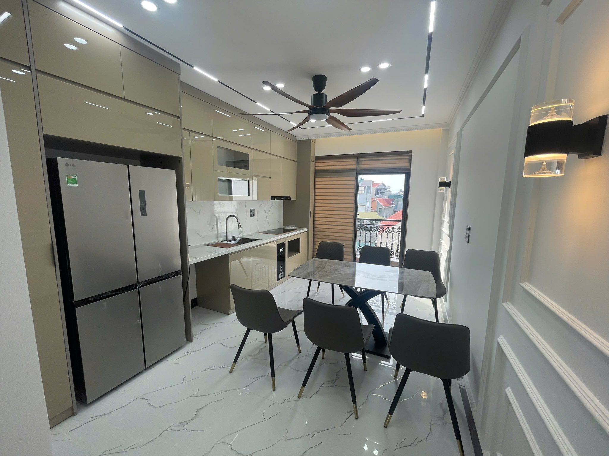 Nhà Đẹp Âu Cơ – Thang máy – 20m Oto – 7 Ngủ – nhỉnh 13 tỷ.