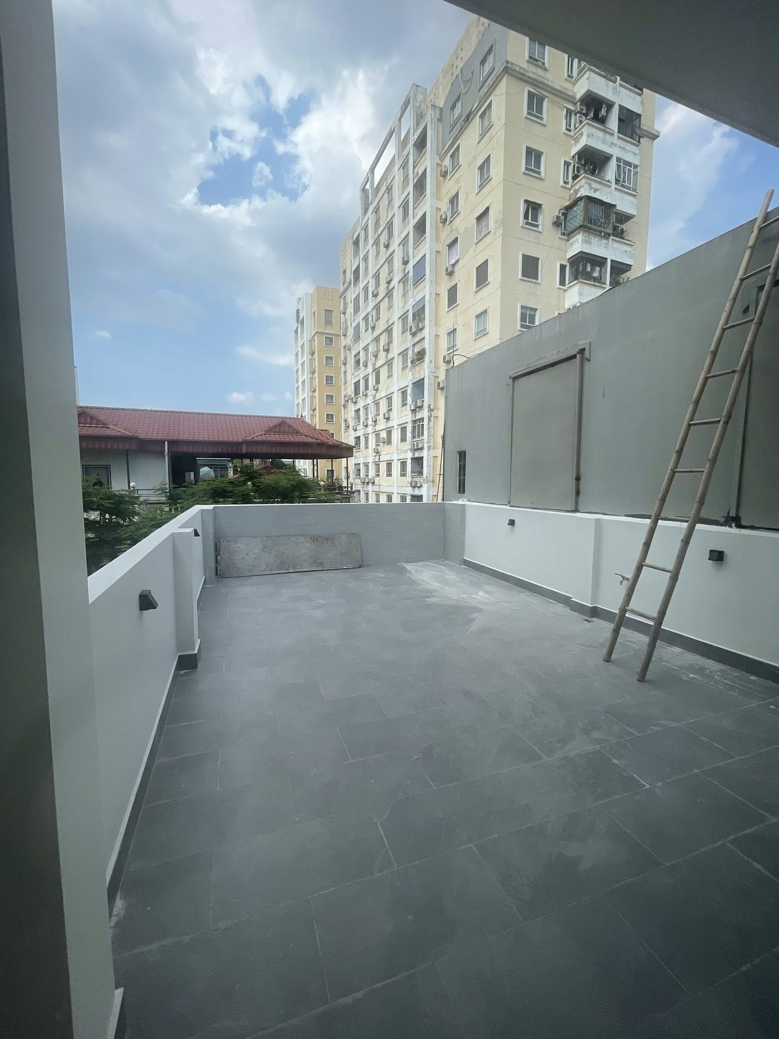 Mặt phố Hoàng Cầu 70m 5 tầng mt 4m 27.9 tỷ thang máy ô tô tránh kinh doanh 0986073333