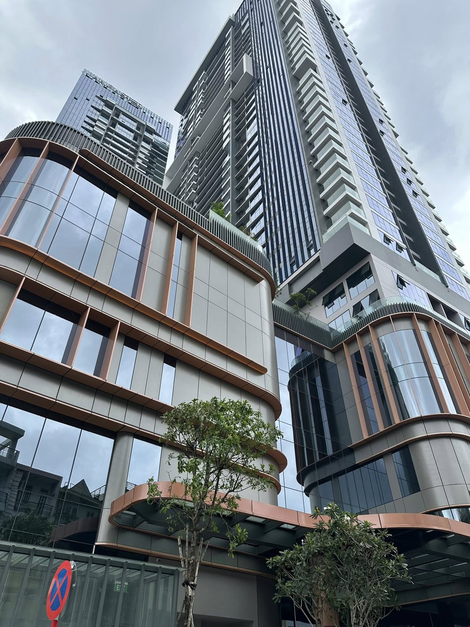 TÒA BUILDING 9T – OTO TRÁNH ĐỖ – GẦN PHỐ – LÔ GÓC – NỞ HẬU – T/ MÁY – DÒNG T.IỀN GẦN 1 TỶ/NĂM