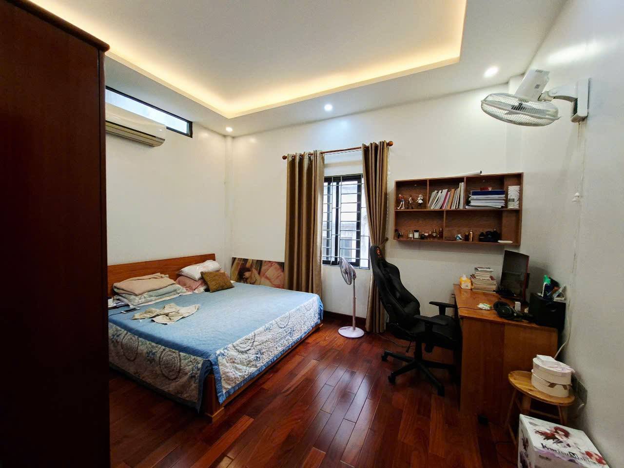 Bán liền kề Dịch Vọng, Cầu Giấy, 50m2, 5 tầng, ô tô đỗ cửa, nhà đẹp, giá tốt