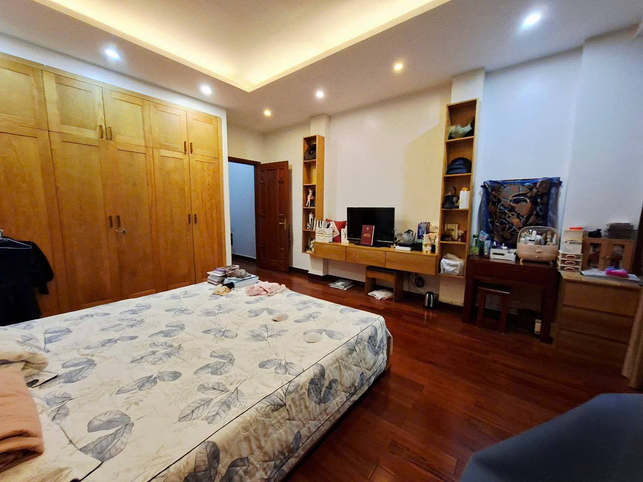 Bán liền kề Dịch Vọng, Cầu Giấy, 50m2, 5 tầng, ô tô đỗ cửa, nhà đẹp, giá tốt